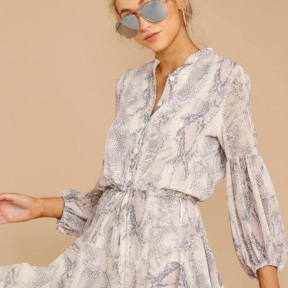 Olivaceous Dresses & Skirts - Olivaceous Vici dress bubble sleeves Size Small